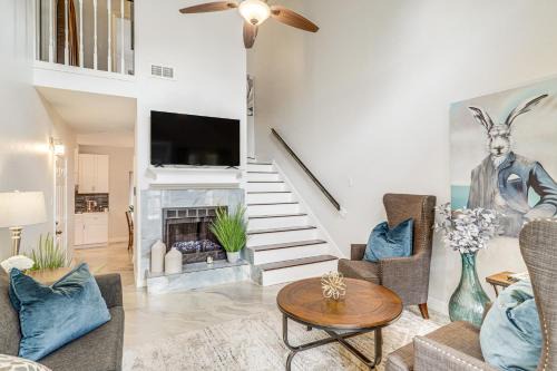 Barker Maison | Houston Retreat with Smart TVs Walk to Golf Course!
