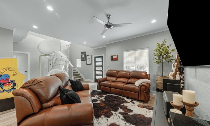 College Station Maison | Howdy Hideaway! Texas-Sized Fun at A&M: Arcade, Slide, Fire Pit, 85" TV & More!!