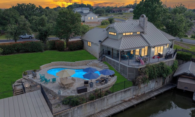 Horseshoe Bay Cabine | Howdy House @HSB Waterfront Private Pool Day Docking 4 BD/3BA for 12