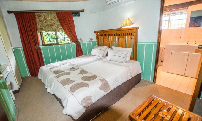 Kareeberg Cabine | Hoyohoyo Koeltehuis Farm Lodge