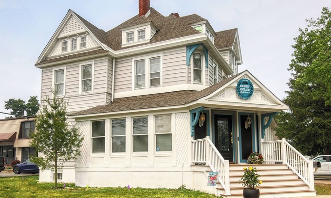 Toms River Lit Et Petit-Déjeuner | Huddy House Bed & Breakfast offers a charming escape to an era gone by