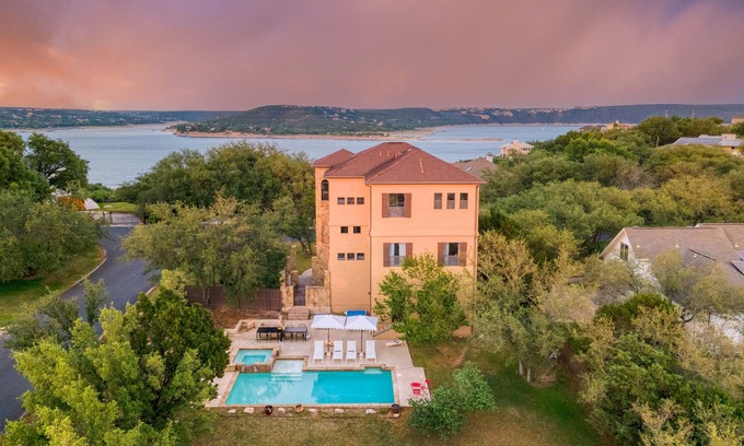 Travis Landing Maison | Hudson by AvantStay | Magnificent Home w/ Beautiful Views, Multiple Living Areas, Pool & Games!