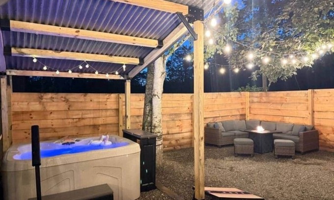 Hudson Maison | Hudson Hot Tub & Pet Escape