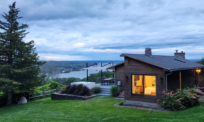 Hudson Maison | Hudson River / Catskill Mtn Vues 2 Bdrm contemporain, Hudson NY