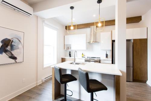 Griffintown Appartement | Huge 2 Bdr with Balcony in Mile End by Den Stays