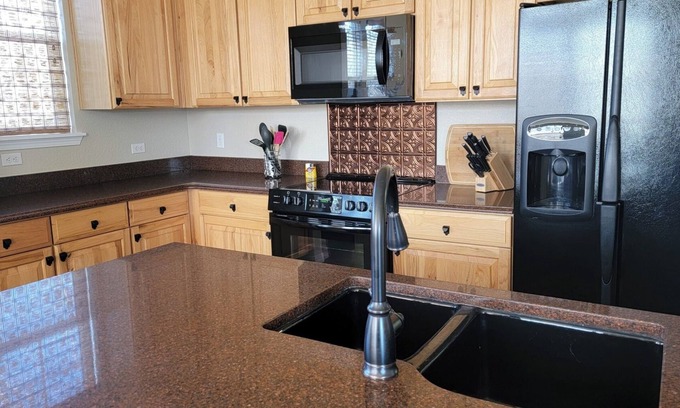 Cottonwood Copropriété | Huge 2 Bedroom Condo with Attached Garage!