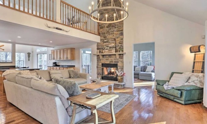 Lackawaxen Cabine | Huge 5BR Cabin Retreat With Game Room & Nature Views