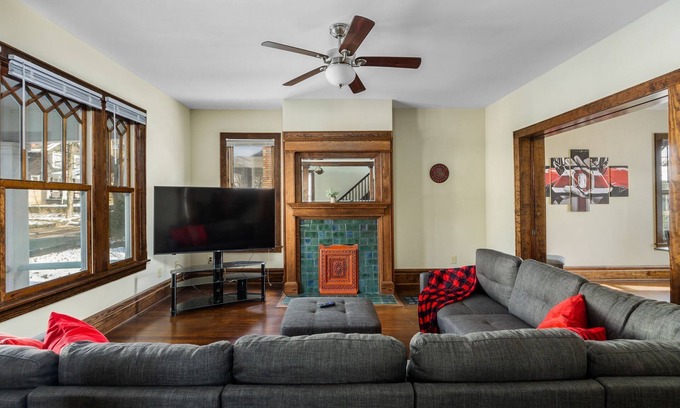 Old North Columbus Maison | HUGE 7 Bedroom, 4 Bathroom Sleeps 14+