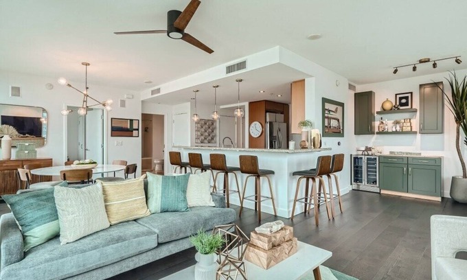 East Village Copropriété | Huge Balcony with Views of Petco Park & Downtown