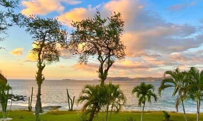 Playa Flamingo Copropriété | Immense Beachfront Condo 3 chambres avec plage privée