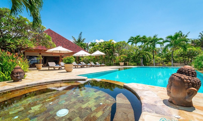 Dencarik Villa | Villa Taman Indah - Immense villa en bord de mer avec accès direct à la plage!