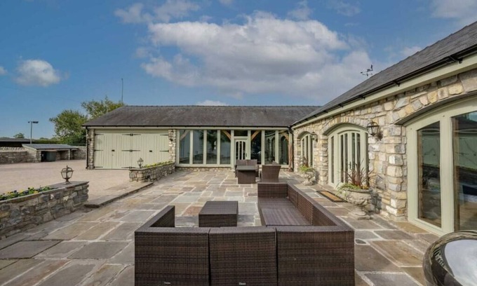 Newport Maison | Huge Farmhouse with Leisure Complex and Swimming Pool 5 mins from Celtic Manor