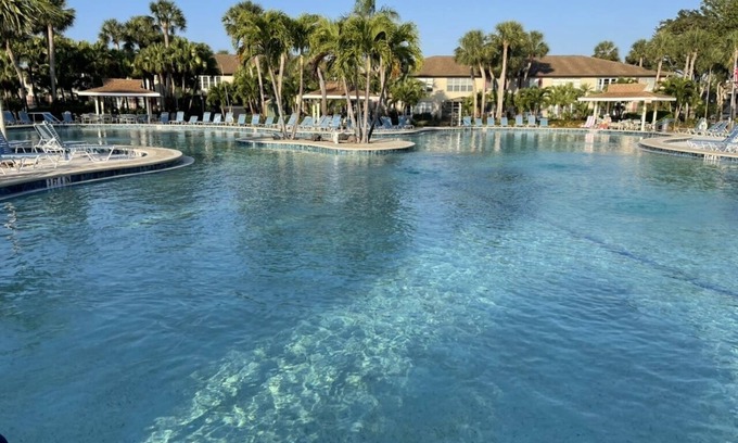 East Naples Copropriété | Belle 2 BR / 2 BA, immense piscine chauffée, 3 miles du centre ville 5ème avenue et la plage