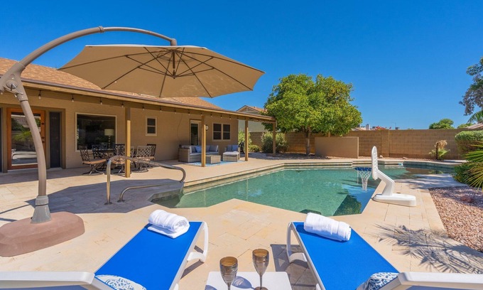 East Mesa Maison | HUGE, heated pool. Family friendly, toys for all! Big & beautiful backyard!