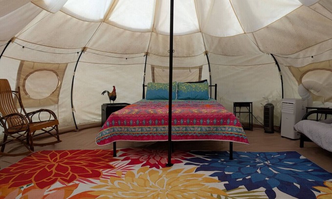 Kasbeer Location De VR | Huge Heated Tent w/King Bed on 175 Acre Farm