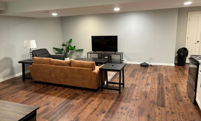 Lenexa Maison | HUGE HOME 6bd/3ba/Fenced Yard: 16+ Guests ☆Kid & Pet-Friendly☆GRILL☆Pool Table☆