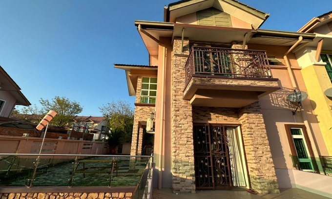 Kota Kinabalu Maison | Huge Homestay in Town! Can fit 15-20 pax