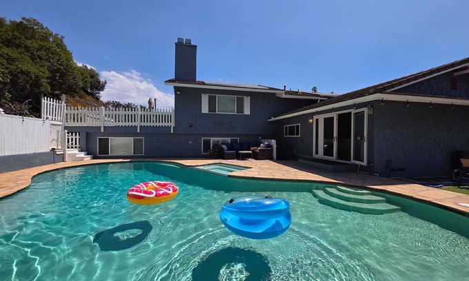 Bay Park Maison | Huge House w/Pool! Sleeps 16 | BBQ | Shuffleboard