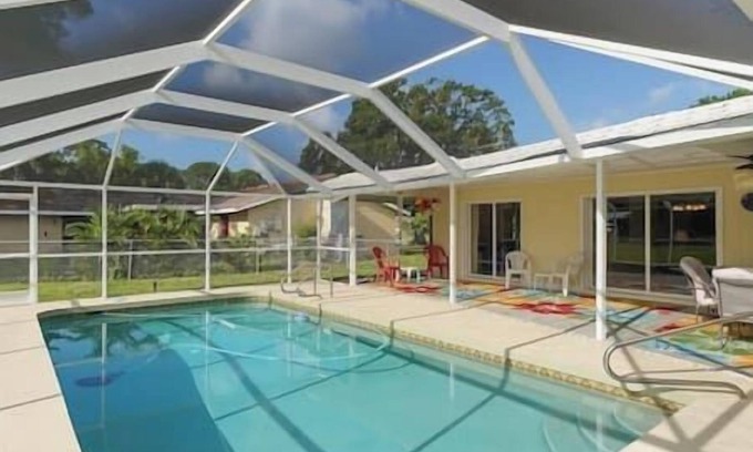 Laurel Maison | Huge ❤ Pool, Close to Beaches, Restaurants & Shops
