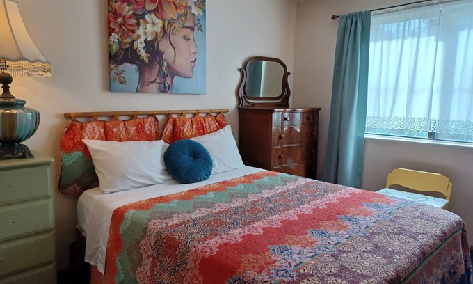 South End Maison | Huge private duplex. Artist's details. Easy! Fun!.