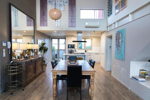 Sydenham Appartement | Huge Stylish Art Loft with Spa & Soaring Ceilings
