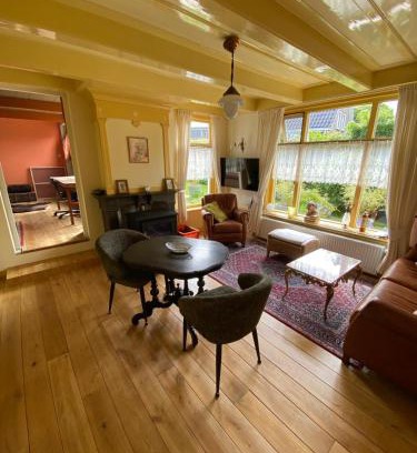 Marrum Appartement | Huis in Marrum uit 1880 met grote tuin.