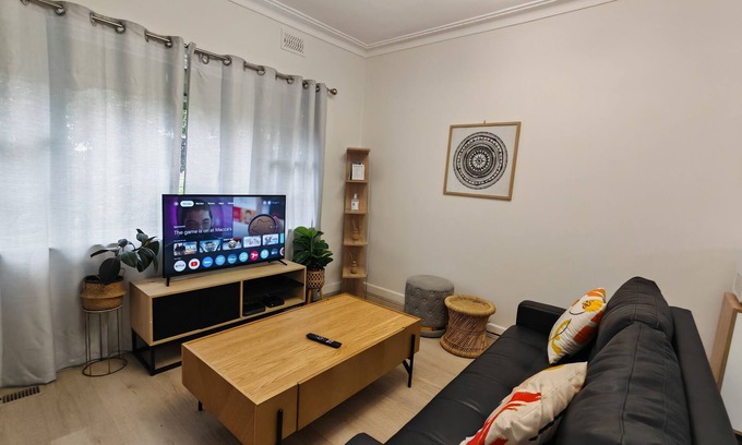 Heathmont Appartement | Humble Abode near Train Station, Costco, Eastland