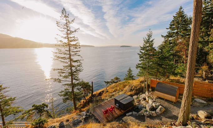 Bowen Island Maison | Hummingbird Oceanside Suites: David Peak Suite