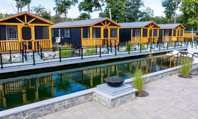 North Sebago Cabine | HUMMINGBIRD - RESORT WITH 12 PROPERTIES. NATURAL POND FOR SWIMMING. CAFE ON SITE