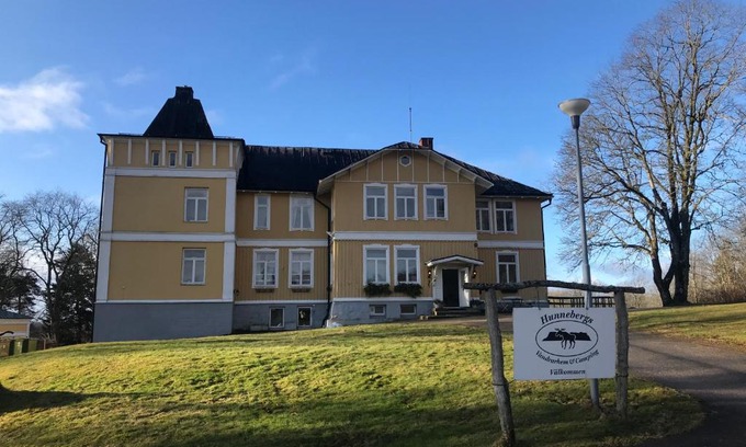 Vargon Auberge | Hunnebergs Gård Hostel & Camping