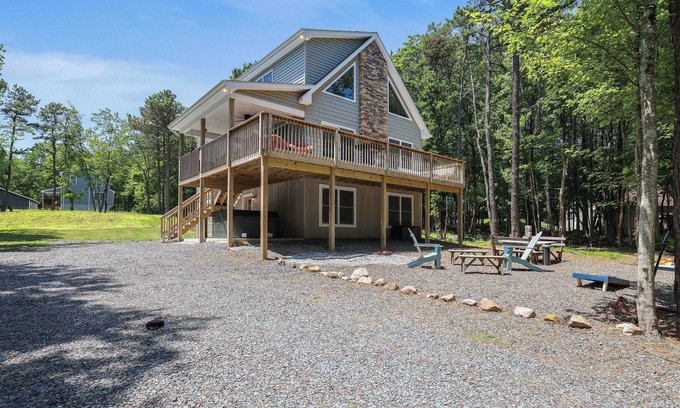 Albrightsville Maison | Hunt Hideaway, 4bd 3ba sleeps 12, hot tub, 85” TV, arcades!