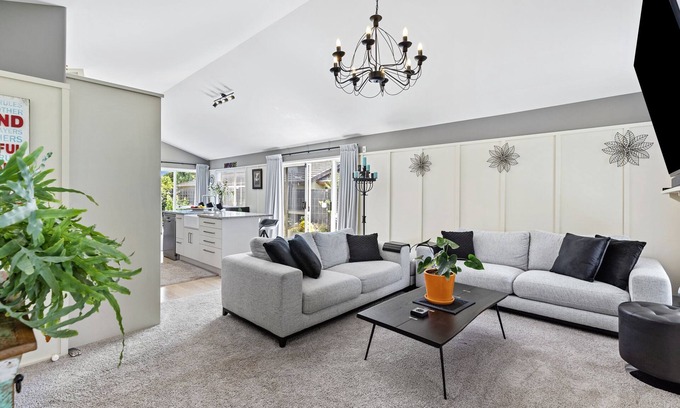 Papamoa Beach Maison | Hunter Lodge - Papamoa Beach Holiday Home