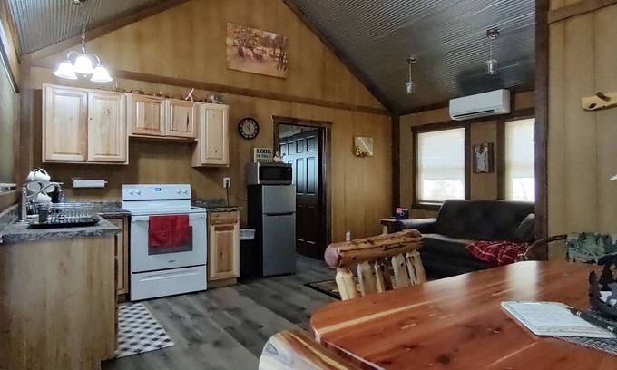 Peebles Cabine | Hunter Lodge (Secluded in Amish Country and peaceful)