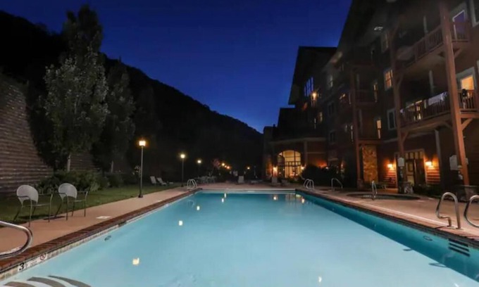Hunter Copropriété | Hunter Mtn Slopeside Ski Resort w HotTub Fireplace Heated Pool Restaurant