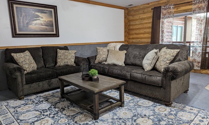 Hot Springs Cabine | Hunters Lodge in Custer 18+ guests - 8 bedrooms - 18 beds - 6 baths