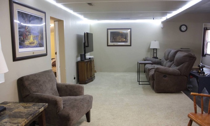 Williamsville Maison | Hunting/Fishing Cabin at Lake Wappapello