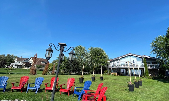 Ashfield-Colborne-Wawanosh Cottage | Huron waterfront cottage 8bed/4bath 20+guests/Hotub/2pets/ outshower/Pool/beach.