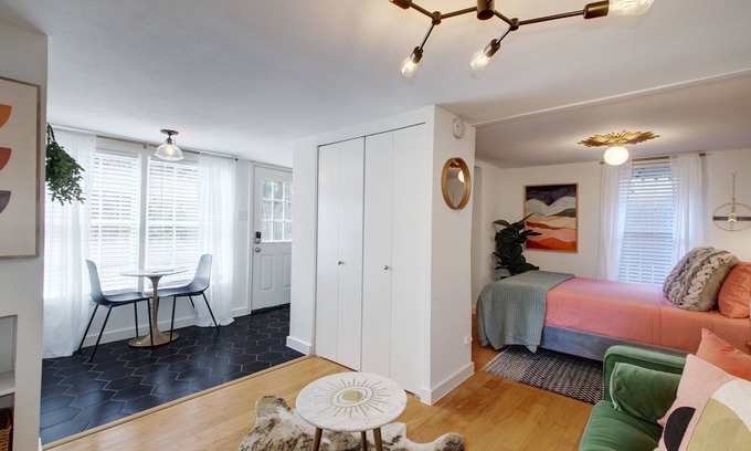 Hyde Park Maison | Cozy Guesthouse: Private Entrance w/Parking in Hyde Park