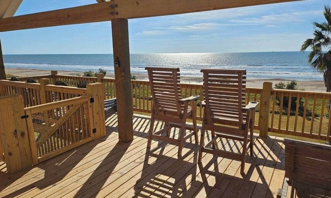 Port Bolivar Maison | Hypnotic Beach View! Sleeps 20