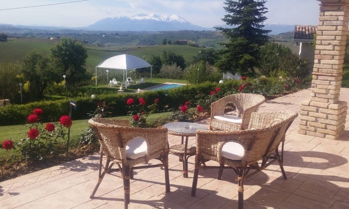 Citta Sant'Angelo Appartement | I Tre Laghi Sant 'Agnese - Remises importantes pour mai. Plafond voûté