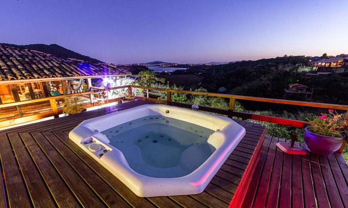 Praia do Rosa Maison | Ibiraquera Guest House Beautiful villa with pool and jacuzzi