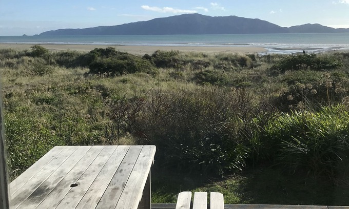 Waikanae Maison | En bord de mer présenté dans le film sur les jonquilles en mars, un bach des années 60 emblématique