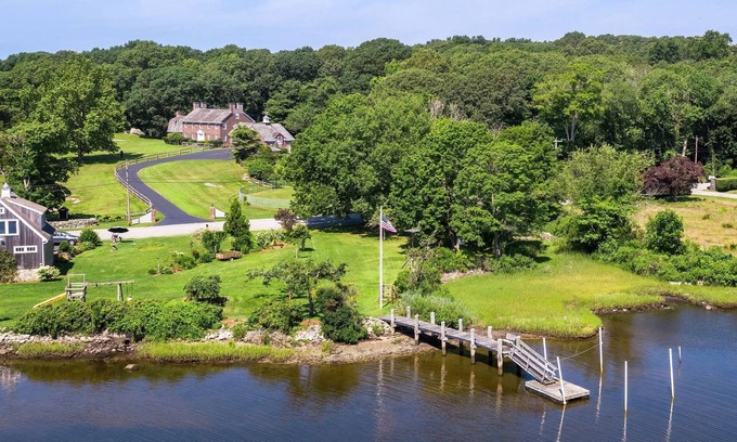 Mystic - New London Maison | Iconic Charming Estate Overlooking Cove with Water Access in Peaceful Stonington