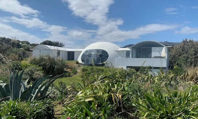Peka Peka Maison | Iconic & Curvaceous Beach House