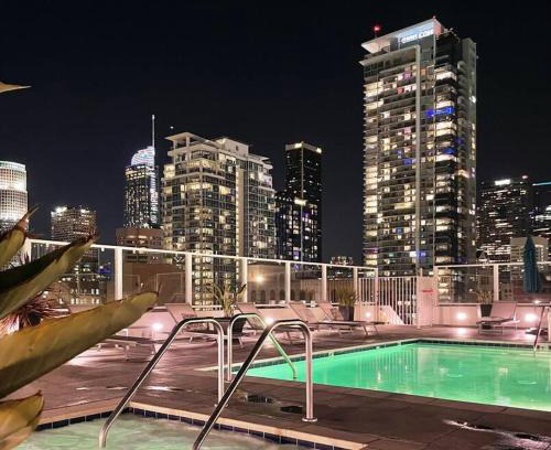 Historic Core Appartement | Iconic Heart of DTLA Loft with Rooftop Pool Jacuzzi Gym