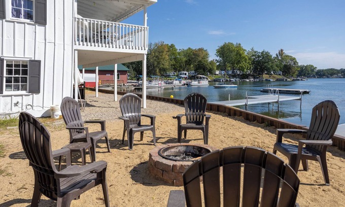 Plainwell Cabine | Iconic Lakehouse - Ivy Lodge - on Pine Lake