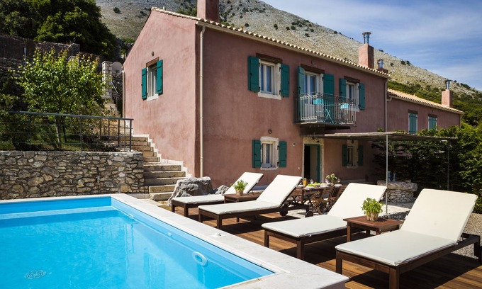 Aetos Villa | Iconic Villas, Villa Rosa avec piscine privée et vue imprenable sur la montagne