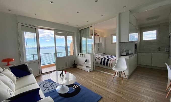 Evian-les-Bains Appartement | Idéalement situé sur les quais d'Evian avec vue panoramique sur le lac Léman
