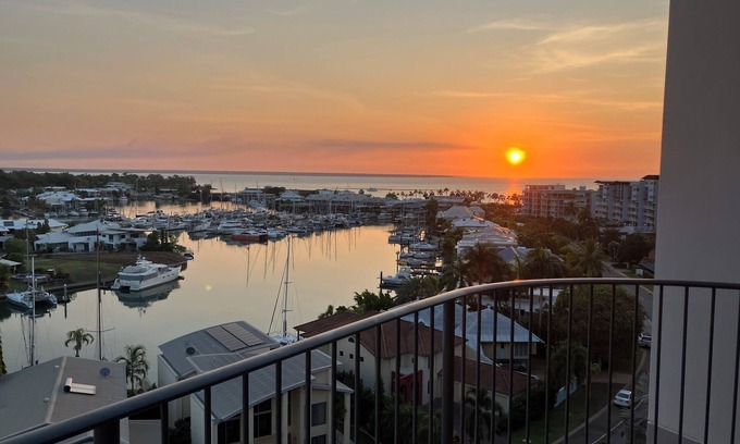 Cullen Bay Appartement | Ideal Cullen Bay location, close to everything, and with the best views