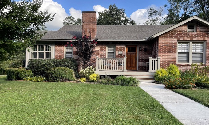 Brevard Maison | Emplacement idéal au centre-ville! Beau bungalow de vacances récemment rénové